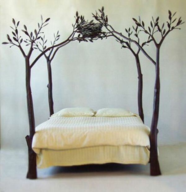 Необычная мебель, кровать в саду