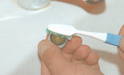 Чистим сетчатый вильтр зубной щеткой